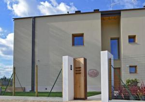un edificio con una puerta y una valla en B&B Il Vigneto en Desenzano del Garda