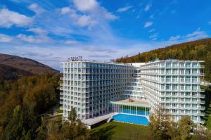 Bazén v ubytování Crystal Mountain Hotel Wisła nebo v jeho okolí