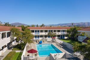 eine Luftansicht eines Hotels mit Pool in der Unterkunft Motel 6-San Luis Obispo, CA - South in San Luis Obispo