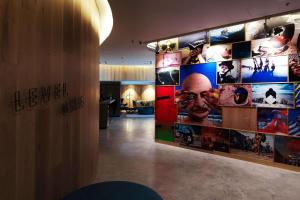 Pokój z wieloma zdjęciami na ścianie w obiekcie QT Bondi w mieście Sydney