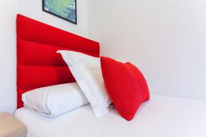 A bed or beds in a room at Rio Plaza en Madrid