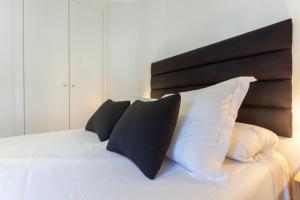 A bed or beds in a room at Rio Plaza en Madrid