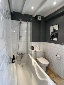 un bagno con vasca, WC e lavandino di Charming Cottage in Chateau les Roches gardens a Mont-Saint-Jean Altre 23 foto
