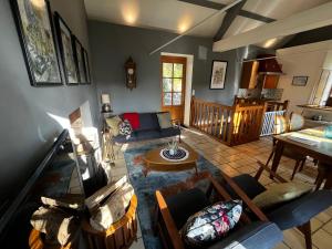 un soggiorno con un divano e un tavolo di Charming Cottage in Chateau les Roches gardens a Mont-Saint-Jean