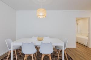 ポンタ・デルガダにあるPaim XXI Azores Apartmentの白いダイニングルーム(白いテーブル、白い椅子付)