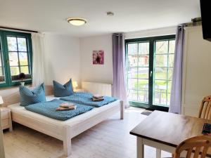 A bed or beds in a room at Pension Landhaus Teichgraf