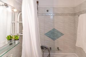 Ένα μπάνιο στο Laurel Heights Apartment +40 φωτογραφίες