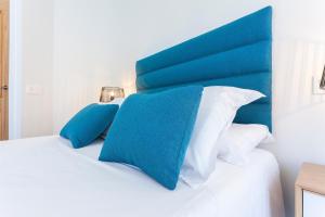 A bed or beds in a room at Rio Plaza en Madrid