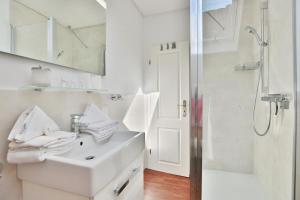 uma casa de banho branca com um lavatório e um chuveiro em Ferienparadies Klingberg Ferienparadies Klingberg Appartement 4 em Klingberg