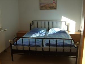 Säng eller sängar i ett rum på Ferienwohnung am Neuseenland