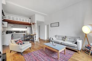 a living room with a couch and a table at LE CODRUS - Charmant appartement dans l'hyper centre toulousain in Toulouse