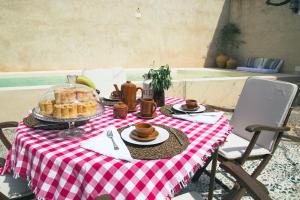 uma mesa com uma toalha de mesa xadrez vermelha e branca em Casa rural La Esencia de Don Quijote em Bolaños de Calatrava