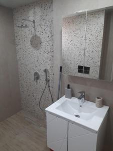 Koupelna v ubytování Sandanski city center apartment + 1 fotografie