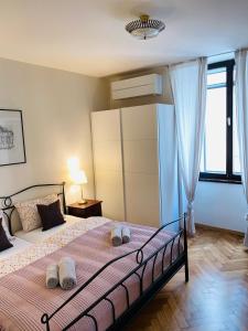 um quarto com uma cama com duas toalhas em VISUM Apartments em Piran