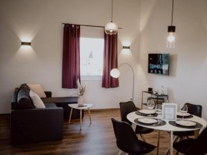 - un salon avec un canapé, une table et des chaises dans l'établissement Rheinzeit-Weisweil, à Weisweil