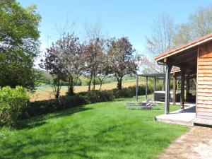 Imagen de la galería de Chalet Cèdre - Les Chalets de Barruérot - Spa jacuzzi privatif, en Peyrusse-Grande