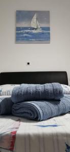 sterta ręczników na łóżku w obiekcie Apartments K&D w Puli