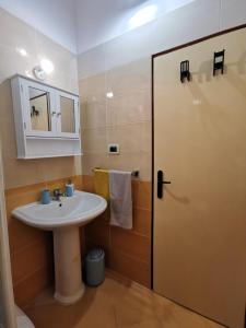 La salle de bains est pourvue d'un lavabo et d'une douche. dans l'établissement Apartments K&D, à Pula