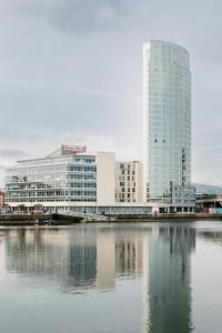 eine Stadt mit hohen Gebäuden und einem Wasserkörper in der Unterkunft Best City Views, Sleeps 6, Fabulous Interiors in Belfast