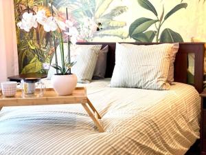 Un dormitorio con una cama con una mesa. en Anfa Living 23-BREATHTAKING SEA VIEW NEW&CHIC 5, en Casablanca
