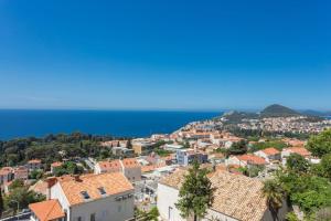 einen Blick auf eine Stadt mit dem Meer im Hintergrund in der Unterkunft Romantic Ap,with amazing view in Dubrovnik