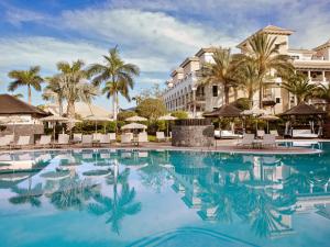 Bazén v ubytovaní Gran Melia Palacio de Isora Resort & Spa alebo v jeho blízkosti