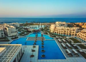 考拉亚湾Steigenberger Resort Alaya Marsa Alam - Red Sea - Adults Friendly 16 Years Plus的带泳池的度假村的鸟瞰图