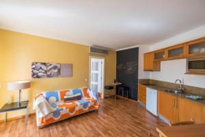 a living room with a couch and a kitchen at Beach Park Apartments in Luz