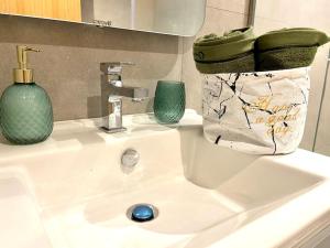 Vannituba majutusasutuses Anfa Living 29-The Gatsby 5 Chic&New Apt near Sea +22 fotot