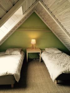 プロゴフにあるP'ti Gîte en paille face à l'Océanの緑豊かな屋根裏部屋 ベッド2台 テーブル付
