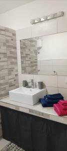 トッレ・デイ・コルサリにあるCasa Lugoriのバスルーム(白い洗面台、鏡付)