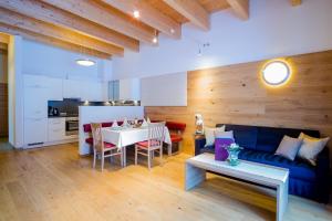 a living room with a blue couch and a table at Apartments Dolomit-Royal in Sillian