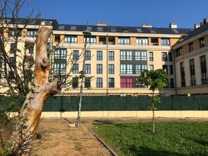 een groot gebouw op de achtergrond met een boom bij Apartamento para 6 personas con piscina y paddle in Foz