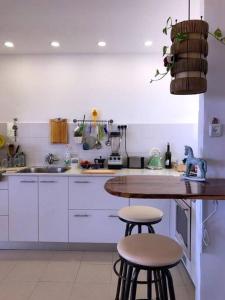 Η κουζίνα ή μικρή κουζίνα στο Eilat super terrace and garden apartment