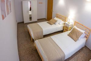 2 Betten in einem Hotelzimmer mit Spiegel in der Unterkunft Flor del Drago in Icod de los Vinos