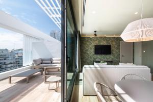 Televízia a/alebo spoločenská miestnosť v ubytovaní Apartamentos Core Suites Valencia