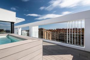 Bazén v ubytovaní Apartamentos Core Suites Valencia alebo v jeho blízkosti