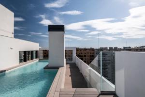 瓦伦西亚Apartamentos Core Suites Valencia的建筑物屋顶上的游泳池
