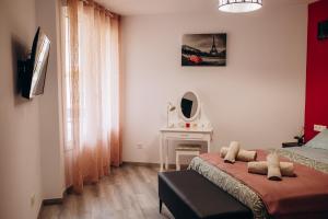 ein kleines Schlafzimmer mit einem Bett und einem Spiegel in der Unterkunft Apartamento Dolce Vita in Salou