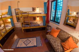 sala de estar con literas y sofá en Trip'n'Hostel en Tirana