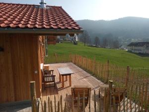 eine Terrasse mit Stühlen und einem Tisch auf einem Haus in der Unterkunft s'heimatgfühl in Schwarzenberg