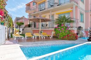 Bazén v ubytování Duerming Velero Apartamentos nebo v jeho okolí
