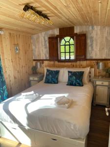 een slaapkamer met een groot wit bed in een kamer bij Fairwood Lakes Holiday Park in Westbury