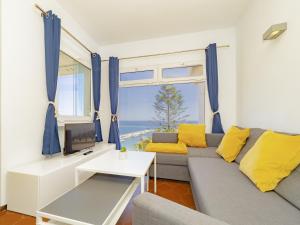 sala de estar con sofá y vistas al océano en Cubo's Penthouse Cabopino Port Marbella & Parking, en Marbella