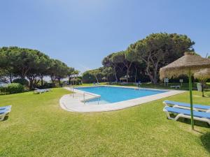 Basen w obiekcie Cubo's Penthouse Cabopino Port Marbella & Parking lub w pobliżu