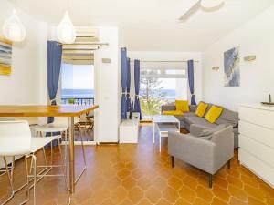 salon z kanapą i stołem w obiekcie Cubo's Penthouse Cabopino Port Marbella & Parking w Marbelli