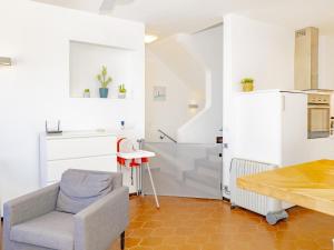 Kuchnia lub aneks kuchenny w obiekcie Cubo's Penthouse Cabopino Port Marbella & Parking