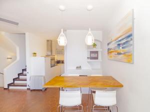 Kuchnia lub aneks kuchenny w obiekcie Cubo's Penthouse Cabopino Port Marbella & Parking