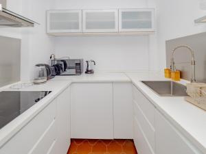 Kuchnia lub aneks kuchenny w obiekcie Cubo's Penthouse Cabopino Port Marbella & Parking