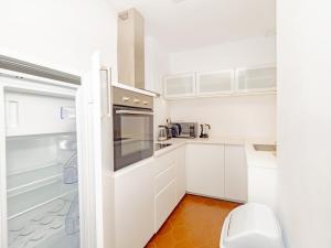 Kuchnia lub aneks kuchenny w obiekcie Cubo's Penthouse Cabopino Port Marbella & Parking